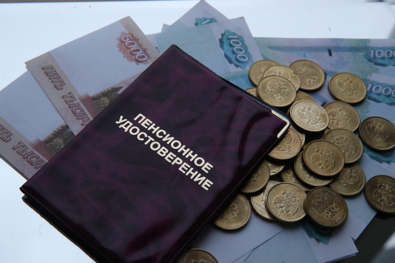 Пенсионерка отдала мошенникам 400 тыс. рублей под предлогом получения медали к 9 Мая По данным , 84-летней женщине в конце апреля начали звонить неизвестные. Пенсионерке сообщили, что ко Дню Победы ей положена медаль — для её получения необходимо сообщить номер СНИЛС. Женщина поверила звонившим и поделилась своими данными. Вскоре после этого пожилой женщине позвонили ещё раз — с классической историей о том, что её деньги находятся в опасности и могут попасть к украинским мошенникам. Все средства необходимо было срочно передать курьеру для декларирования. Пенсионерка отдала прибывшему к ней курьеру 5 тысяч долларов. Позднее она поняла, что была обманута. Женщина обратилась в полицию. Возбуждено уголовное дело о мошенничестве. Похожий случай произошёл ещё с одной пожилой петербурженкой, однако она смогла распознать обман сразу. Альбина Покровская рассказала , что звонившие предложили ей прийти в администрацию района для вручения медали «Дети войны» и получения прибавки к пенсии в честь праздника. «Они просили у меня номер СНИЛС. Я сказала, что не могу дать им этот документ. Стали спрашивать, почему. Я говорю, сейчас развелось столько мошенников. Если нужно, я сейчас подойду к вам в администрацию и лично принесу документ. Стали отговаривать идти на улицу под предлогом плохой погоды. Я настаивала, что по телефону ничего не скажу. Тогда стали просить номер ИНН. Говорили, что ИНН или СНИЛС не имеют значения без предъявления паспорта — “его номер мы же у вас не требуем”. Мне обещали перезвонить, но потом я уже перестала отвечать на незнакомые номера», — поделилась с нами Альбина Покровская. Женщина добавила, что мошенники пытались обмануть её не впервые — в апреле пенсионерку по телефону убеждали, что крупная сумма с её карты отправилась на Украину. Однако денег на счету Альбины не было, о чём она и сообщила собеседникам, затем попрощавшись с ними. ИЗВЕСТИЯ Подписаться Прислать новость