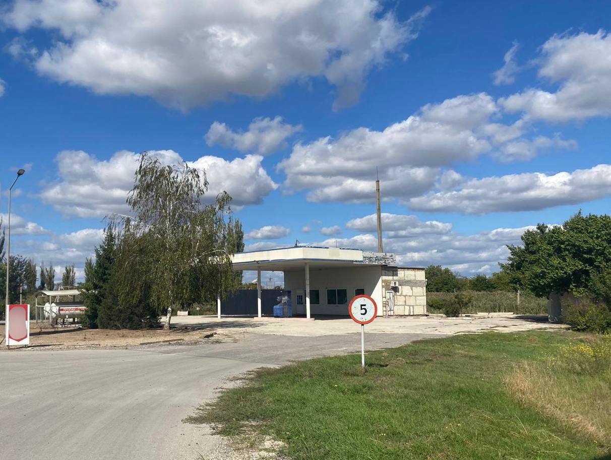 В Нижнегорском районе в суд направлено уголовное дело о разбойном нападении совершенном более 10 лет назад Установлено что обвиняемый совместно со знакомым уголовное дело в отношении которого выделено в отдельное производство в мае 2014 года совершил разбойное нападение на автозаправочную станцию расположенную в поселке Нижнегорском Проникнув в подсобное помещение они стали угрожать потерпевшим деревянными палками и подавив волю к сопротивлению похитили из кассы денежные средства в сумме порядка 30 тыс рублей Установить нападавшего удалось благодаря биологической судебной экспертизе следов ДНК оставшихся на колготках которые он надел на голову в качестве конспирации Обвиняемому избрана мера пресечения в виде заключения под стражу С утвержденным обвинительным заключением уголовное дело направлено в Нижнегорский районный суд
