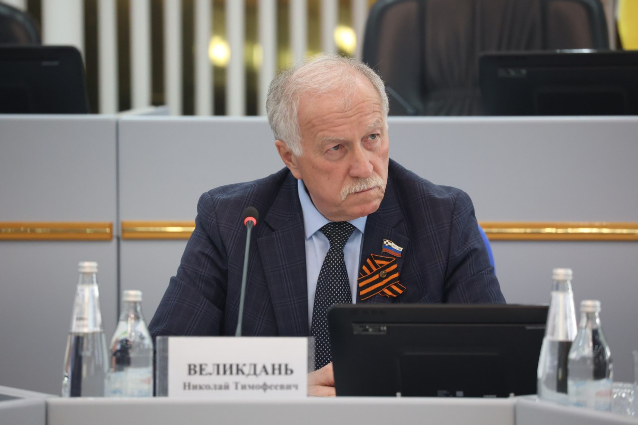 Николай Великдань прокомментировал итоги рабочей встречи Губернатора Ставрополья Владимира Владимирова с Президентом России Владимиром Путиным в Москве Среди обсужденных тем – меры поддержки участников СВО и обеспечение продовольственной безопасности страны. Спикер краевого парламента отметил, что за три года совместными усилиями Губернатора, Правительства и Думы в этой сфере создана крепкая правовая база, которая регулярно совершенствуется. Так, на июльском заседании по инициативе главы региона были приняты законы о расширении мер поддержки этой категории граждан. Николай Великдань также поддержал предложение Губернатора об усилении мер поддержки аграрного сектора региона, в частности о необходимости снижении ставки по кредитам для сельхозтоваропроизводителей. – В нынешней ситуации нашим аграриям нужно больше помогать, чтобы они имели возможность привлекать инвестиции и расширяться. Снижение ставки по кредитам может этому поспособствовать, – отметил спикер Думы.