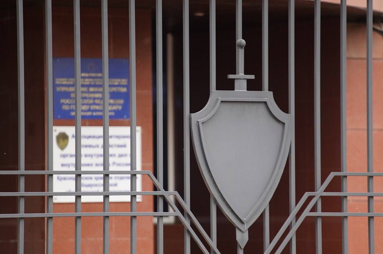 Краснодарские оперативники задержали подозреваемого в умышленном причинение тяжкого вреда здоровью В дежурную часть отдела полиции микрорайон Гидростроителей Управления МВД России по городу Краснодару из медицинского учреждения поступило сообщение о госпитализации с телесными повреждениями 41-летнего местного жителя. В результате осмотра медики установили, что пострадавшему причинен тяжкий вред здоровью из-за множественных проникающих колотых ранений, в том числе пробитого легкого. В результате проведения оперативно-розыскных мероприятий сотрудники уголовного розыска установили личность предполагаемого подозреваемого. Им оказался ранее не судимый 42-летний родной брат потерпевшего. Выяснилось, что накануне вечером в общей квартире, расположенной в жилом доме на улице Чонгарской в станице Старокорсунской, родственники употребляли спиртные напитки. Во время застолья между ними произошел словесный конфликт и один из братьев ушел отдыхать, оставив второго на кухне. Последний, разозлившись из-за спрятанной от него бутылки с алкоголем, взял кухонный нож и нанес брату 10 ударов в спину. Необходимо отметить, что краснодарец обратился за медицинской помощью лишь через день, когда почувствовал сильное ухудшение своего состояния. Ему грозит максимальное наказание в виде лишения свободы на срок до десяти лет. На период предварительного следствия злоумышленнику избрана мера пресечения в виде заключения под стражу. Пресс-служба Управления МВД России по городу Краснодару