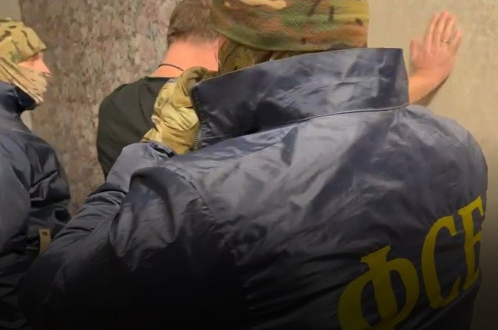 От сумы и от тюрьмы сотрудники налоговой попались на взятках в Новосибирске В Новосибирске оперативники УФСБ совместно с безопасниками регионального УФНС пресекли коррупционную деятельность сотрудников Межрайонной инспекции ФНС России 20 По данным УФСБ руководящий работник МИФНС получал взятки в крупном размере через сотрудницу инспекции посредницу действовавшую в интересах коммерческих организаций Подробнее читайте по ссылке     INFOPRO54 Фото пресс служба УФСБ по НСО