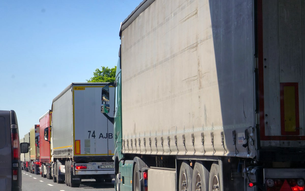 В Литве заявили что большая часть застрявших в Беларуси фур вернулась к перевозкам Премьер министр Литвы Инга Ругинене рассказала что значительное количество грузовиков уже продолжает работать курсируя между Литвой и Беларусью При этом по ее словам небольшое количество машин все еще находится в Беларуси Она добавила что Вильнюс работает над этим и ситуация решается постепенно  Подробнее