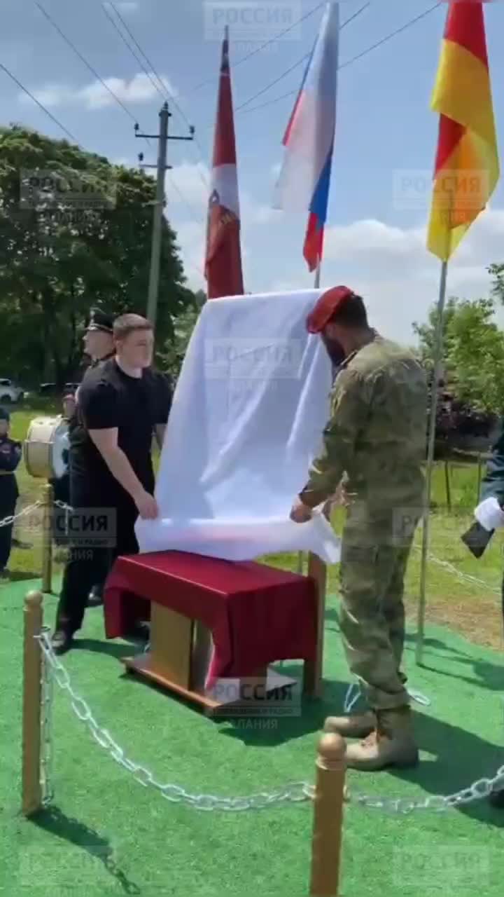 В Нижней Санибе открыли памятную доску в честь Героя России Марата Тибилова
