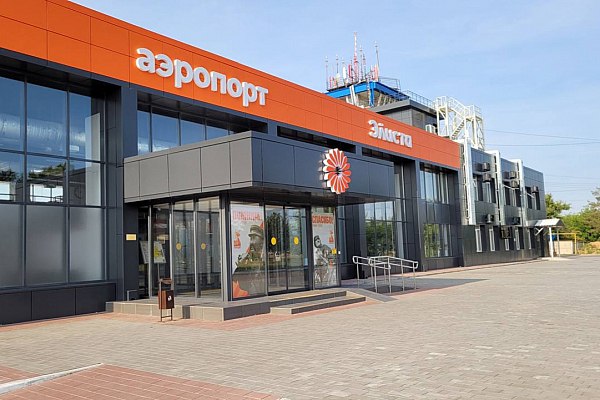 Астраханские таможенники оформили первый международный авиарейс в аэропорту Элисты Сотрудники Астраханской таможни провели таможенное оформление багажа пассажиров первого рейса Элиста – Анталья. Об этом сообщает AVIA.RU со ссылкой на данные ФТС России. Как отмечается в сообщении ФТС в телеграм-канале, аэропорт Элиста входит в регион деятельности таможенного поста Аэропорт Астрахань и является пунктом пропуска, работающим на нерегулярной основе в летний период. «В условиях открытия новой линии международного авиасообщения в аэропорту Элисты ключевая задача Астраханской таможни – обеспечить бесперебойное и максимально оперативное оформление туристического потока», – отметил первый заместитель начальника ЮТУ Евгений Долгий. aviaru.net/n284301