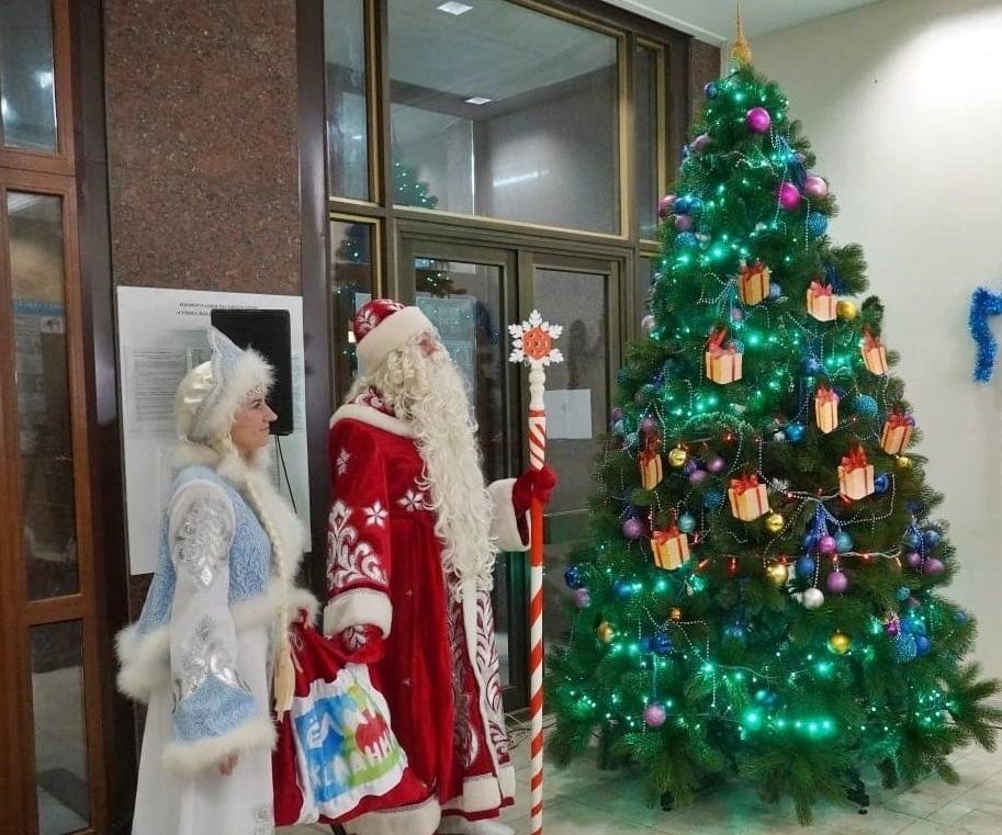 В Керчи дети получат подарки с «Ёлки Желаний»   В рамках праздничной акции Дед Мороз и Снегурочка доставят детям новогодние подарки.   Глава муниципалитета Денис Колесник провёл совещание с представителем общественного движения детей и молодёжи «Движение первых» Сергеем Панченко, который в Керчи курирует Всероссийский проект «Ёлка желаний».   К обсуждению присоединились депутат ГС РК Олег Кришталь, представители КГМТУ и организационных отделов горсовета и администрации города.   В рамках праздничной акции Дед Мороз и Снегурочка доставят детям новогодние подарки. Проект проходит под патронатом президента Российской Федерации.   "Несмотря на то, что депутаты Керченского городского совета уже активно готовятся поздравлять с Новым годом детей погибших на СВО керчан, народные избранники обязательно примут участие и в этой инициативе",- сообщали в Керченском городском совете.