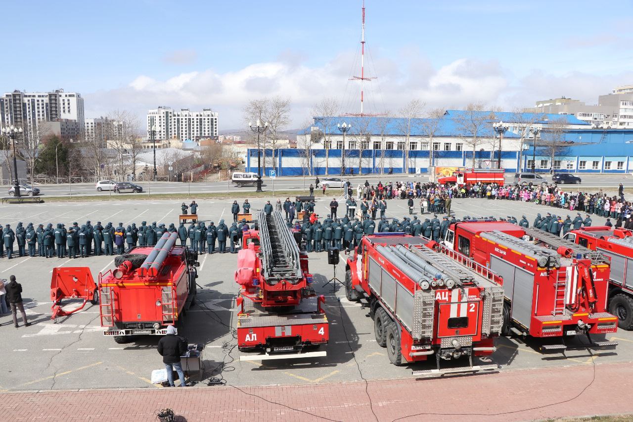 ‍ День пожарной охраны отметили в Южно-Сахалинске  В честь 376-ой годовщины Пожарной охраны России в областном центре прошли праздничные мероприятия для гостей и юных жителей города. На территории исторического парка «Россия – моя история» прошла выставка пожарно-спасательной техники и пожарно-технического вооружения. Все желающие могли принять участие в тематических конкурсах и соревнованиях.