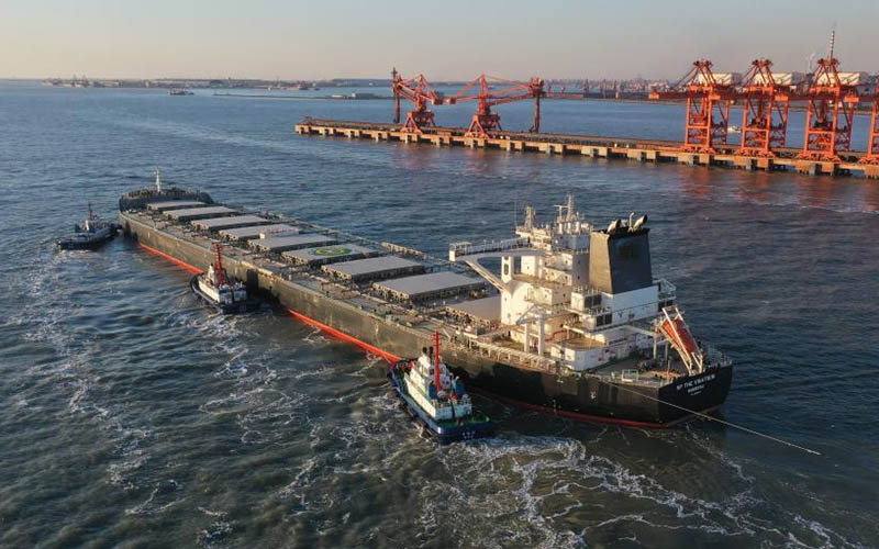 Грузооборот морских портов Китая в январе сентябре 2025 seanews ru 2025 11 12 ru gruzooborot morskih portov kitaja v janvare sentjabre 2025 В январе сентябре этого года грузооборот портов Китая по данным Министерства транспорта КНР вырос на 4 6 по сравнению показателем первых 9 месяцев 2024 года и составил 13 6 млрд тонн Из них 30 9 приходилось на внешнеторговый грузооборот который по итогам отчетного периода увеличился на 3 3 до 4 2 млрд тонн Морские порты Китая обработали 63 8 всех грузов Их