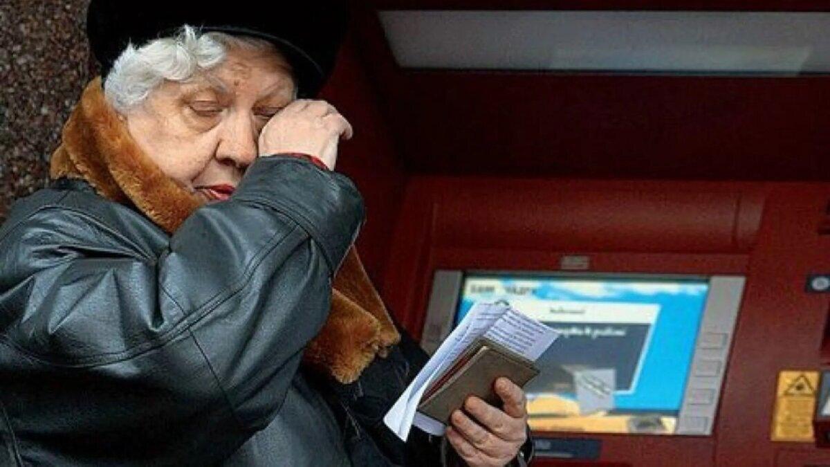 Переводы с карты на карту с 1 июля под контролем налоговиков. При подозрении - банк заблокирует счет! Теперь лучше отказаться от переводов с карты на карту при совершении любой крупной покупки. Уж точно не стоит таким образом приобретать, например, путевку в турфирме или автомобиль. Из-за этого в лучшем случае будет заблокирован счет, поскольку все операции отслеживаются по определенным алгоритмам, и такие движения средств обязательно окажутся под контролем. С 1 июля за переводы с карты на карту могут не только оштрафовать, но и заблокировать счет, если они вызовут подозрения у Росфинмониторинга. Вступили в силу поправки в статью 86 Налогового кодекса, ужесточающие налоговый контроль за банковскими операциями. Теперь банки обязаны по запросу налоговых органов предоставлять данные о движении средств на счетах и картах граждан, а также сведения об открытии, закрытии и изменении реквизитов счетов. Ранее эта информация предоставлялась преимущественно в отношении организаций и индивидуальных предпринимателей. Волноваться стоит и тем, для кого переводы на личные карты приносят регулярный доход. Например, если таким образом человек получает неофициальную зарплату, а также деньги за аренду квартиры, продажу товаров или услуг без оформления статуса самозанятого. При этом, вопреки слухам, новых налогов на переводы между гражданами не вводилось. Поэтому получаемый безвозмездно перевод от друга на банковскую карту, как и предоставленные наличные средства, по-прежнему не облагаются НДФЛ. Сам по себе факт перевода денежных средств не формирует предпосылки для возникновения оснований налогообложения, поскольку он не считается объектом налогообложения. В Налоговом кодексе сказано, что налогом облагается исключительно доход, полученный гражданином, но не подарки от друзей, не помощь родственникам или возврат долга. Федеральная налоговая служба не может автоматически списывать налоги с переводов между картами, но может провести проверку в том случае, если возникнут подозрения, что человек уклоняется от уплаты налогов. ____________ «Юридическая консультация»: Telegram Сайт Youtube Rutube Вконтакте Дзен