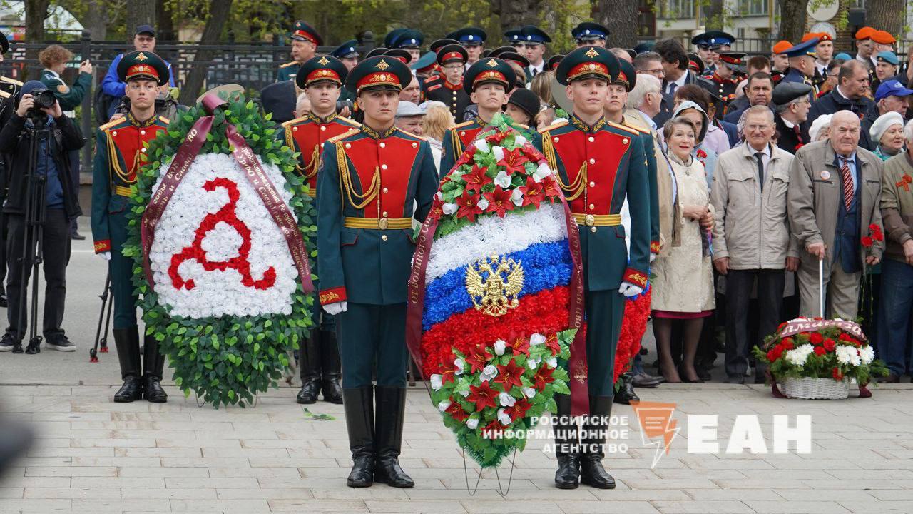 Торжественное возложение венков к памятнику маршала Победы Жукову прошла в Екатеринбурге На традиционное мероприятие съехались представители новой и старой формации свердловского истеблишмента. Возглавили возложение командующий ЦВО генерал-лейтенант Дмитрий Глушенков и полпред президента в УрФО Артём Жога.