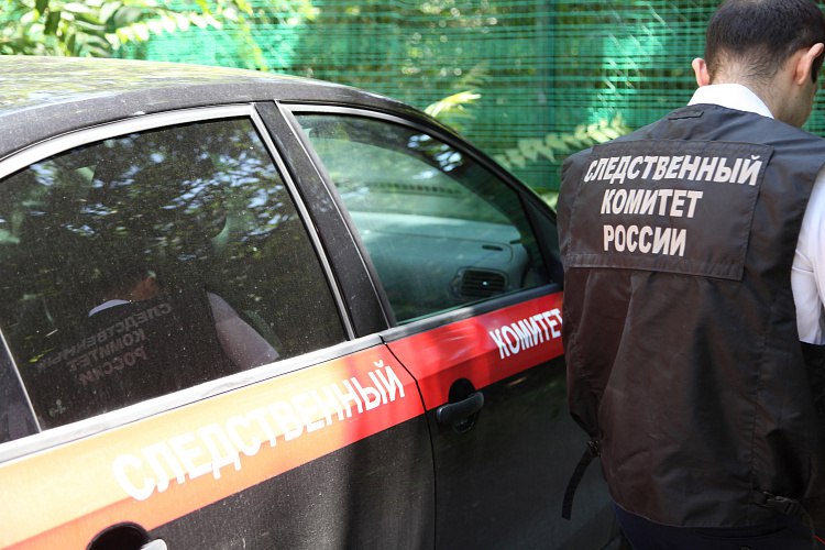 Труп мужчины с огнестрельными ранениями нашли в автомобиле в Цимлянском районе В Ростовской области обнаружили тело 36-летнего мужчины. Труп с огнестрельными ранениями находился в автомобиле. По информации донского Следкома, инцидент произошел в Цимлянском районе. Местные жители обнаружили в машине, припаркованной на обочине грунтовой дороги мертвого мужчину. На его теле имелись огнестрельные ранения. Следователи по данному факту возбудили уголовное дело, назначили ряд экспертиз. Предложи нам новость