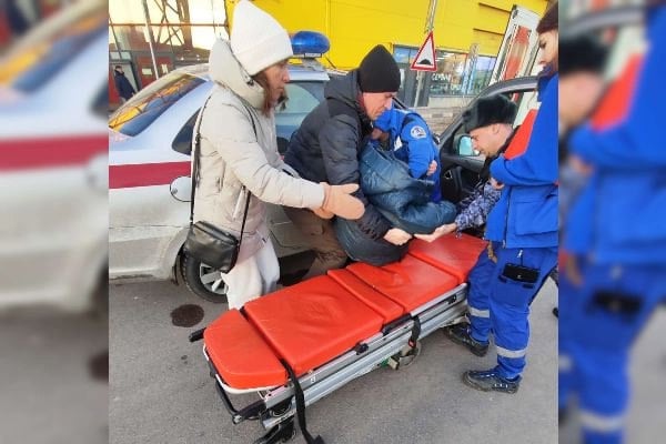 В Приморском районе сотрудники Росгвардии Санкт-Петербурга помогли женщине, которой стало плохо на улице   Вчера у гипермаркета на Богатырском проспекте 74-летней петербурженке стало плохо с сердцем, она села на тротуар и не могла подняться. Сотрудники Росгвардии оперативно вызвали скорую и перенесли женщину в служебную машину, поскольку на улице было холодно.  Затем они помогли прибывшим медикам переместить петербурженку в автомобиль скорой помощи. Женщину госпитализировали.    — сотрудникам за чуткость и оперативность