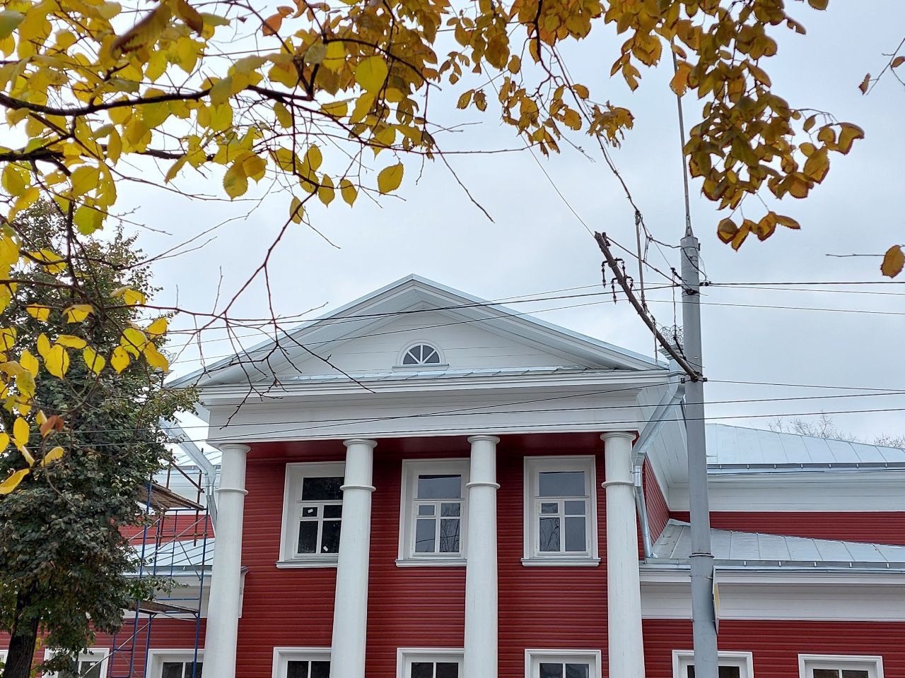 На внутреннюю отделку дома Пузан Пузыревского в Вологде выделили дополнительно почти 40 миллионов рублей Здание имеет статус объекта культурного наследия федерального значения Восстанавливать его начали в 2024 году по проекту Историческая память и нацпроекту Культура Основной объем работ завершен Внешне здание заметно преобразилось Теперь планируем финишную отделку интерьеров Специалисты займутся реставрацией декора в том числе лепного восстановят двери завершат реставрацию печей Сдадим объект в июле 2026 года Обновленный дом Пузан Пузыревского станет одним из подарков областной столице к юбилею рассказал губернатор Георгий Филимонов Подрядчик подвел отопление смонтировал индивидуальный тепловой пункт устроил внутренние инженерные сети электроснабжения слаботочные сети Специалисты усилили фундамент дома частично заменили бревна сруба перекрытия стропильные конструкции привели в порядок кровлю покрасили фасады отреставрировали четырехколонный портик и выполнили черновую отделку помещений Дом Пузан Пузыревского построен в XIX веке в стиле позднего классицизма и в процессе эксплуатации многократно перестраивался Одним из его владельцев был Павел Дмитриевич Пузыревский Пузан действительный статский советник участник заграничного похода против Наполеона 1813 года председатель Вологодской палаты гражданского суда Правительство Вологодской области Telegram MAX