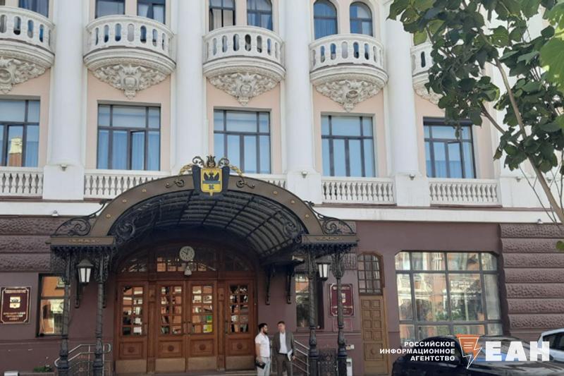 Четыре человека претендуют на пост мэра Оренбурга Прием документов от кандидатов завершился 13 ноября Среди кандидатов врио мэра Альберт Юмадилов от партии Единая Россия Алексей Дрынов от Новых людей Василий Трофимов от областной общественной палаты и Денис Нелюбов от областной ассоциации муниципальных образований Теперь предложенных претендентов должна обсудить комиссия в течение 20 дней затем она передаст кандидатуры губернатору который рассмотрит этот список за 10 дней и выберет двух кандидатов После чего Оренбургский горсовет выберет одного из двух предложенных главой региона кандидатов путем тайного голосования 25 декабря Подпишитесь на канал ЕАН Оренбург