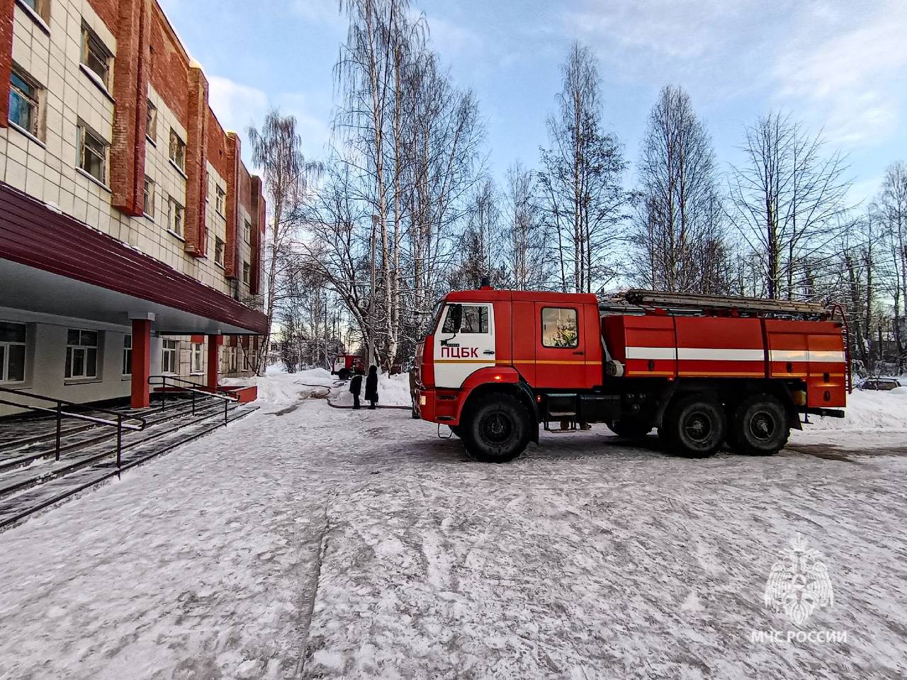 В Перми загорелась поликлиника на улице Мозырьской. Пожар начался с кабинета на втором этаже.   Более 80 человек эвакуированы из здания. По сообщениям спасателей, пострадавших нет. Причины пожара устанавливаются.     Подписаться   Прислать новость