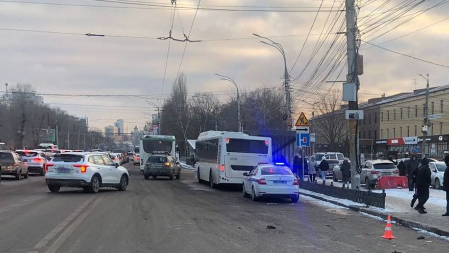 Водитель автобуса сбил пешехода на Московском проспекте  Авария произошла вчера днём. 38-летний горожанин, управляя автобусом «ЛиАЗ» сбил мужчину, который находился на проезжей части.   57-летнего пострадавшего доставили в больницу.   Большой воронежский. Подписаться