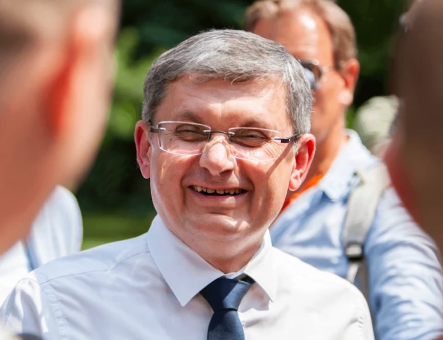 Экс-премьер Молдовы Влад Филат говорит что у него есть грязная политическая мысль "напрячь напрягателя" - то есть чуть шире приоткрыть некоторые аспекты политической и чиновничьей биографии действующего спикера парламента Игоря Гросу, который в ходе выступления в Женеве признался, что "напрягает мэров" городов и сёл обеспечить нужный PAS результат на выборах.