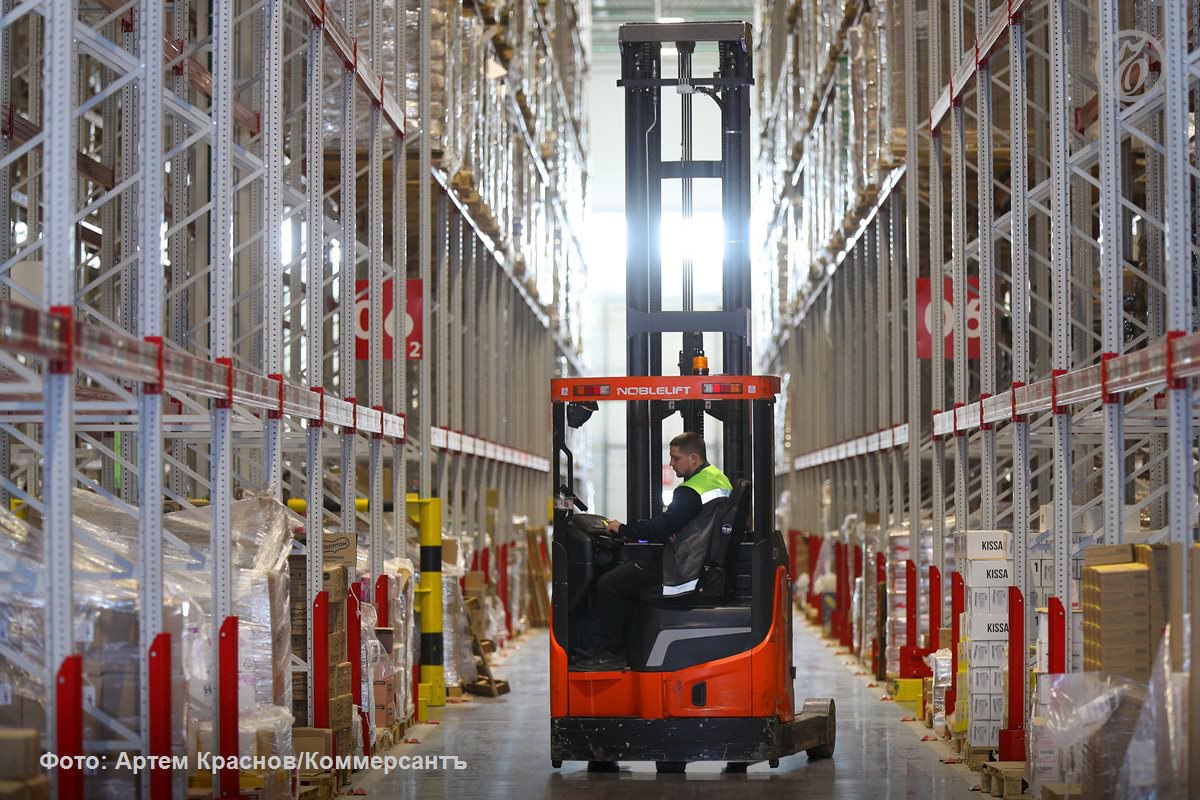 X5 Group ведет переговоры о строительстве большого склада в Подмосковье Будущий логопарк может стать одним из крупнейших в портфеле ритейлера Эксперты считают что в проект мультитемпературных складов придется вложить 7 10 5 млрд руб Помимо распределительного центра в этом комплексе могут располагаться производственные помещения для приготовления готовых блюд или хранения товаров нескольких сетей холдинга За аренду обсуждаемого складского комплекса X5 будет платить около 935 млн руб ежегодно Ъузнал