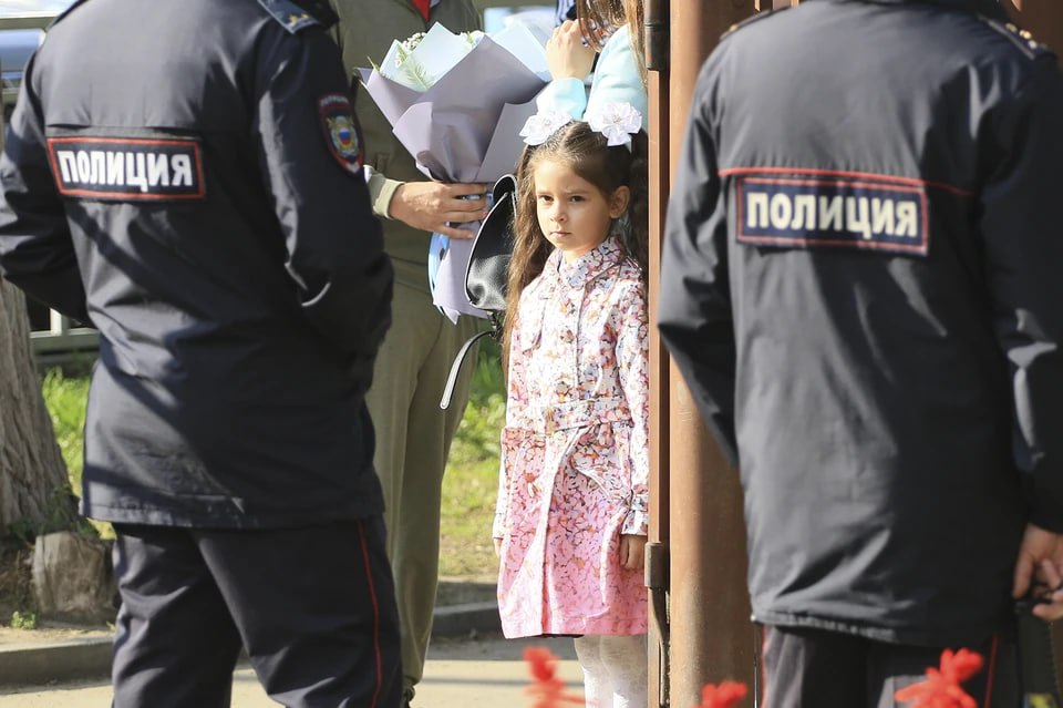 В Челябинске линейки 1 сентября пройдут в помещениях и под охраной Линеек на свежем воздухе не будет В Челябинске готовятся повысить меры безопасности в День знаний Вице мэр по социальному развитию Сергей Авдеев рассказал на совещании в городско администрации что практически во всех челябинских школах торжественные линейки 1 сентября пройдут в помещениях На праздниках будут дежурить полицейские охранники казаки и дружинники На входах в школы установят металлодетекторы Понятно что родители первоклашек захотят прийти заметил мэр Алексей Лошкин С родителями нужно довести ситуацию что мы должны думать о безопасности любого мероприятия в первую очередь Подписаться на chelkp