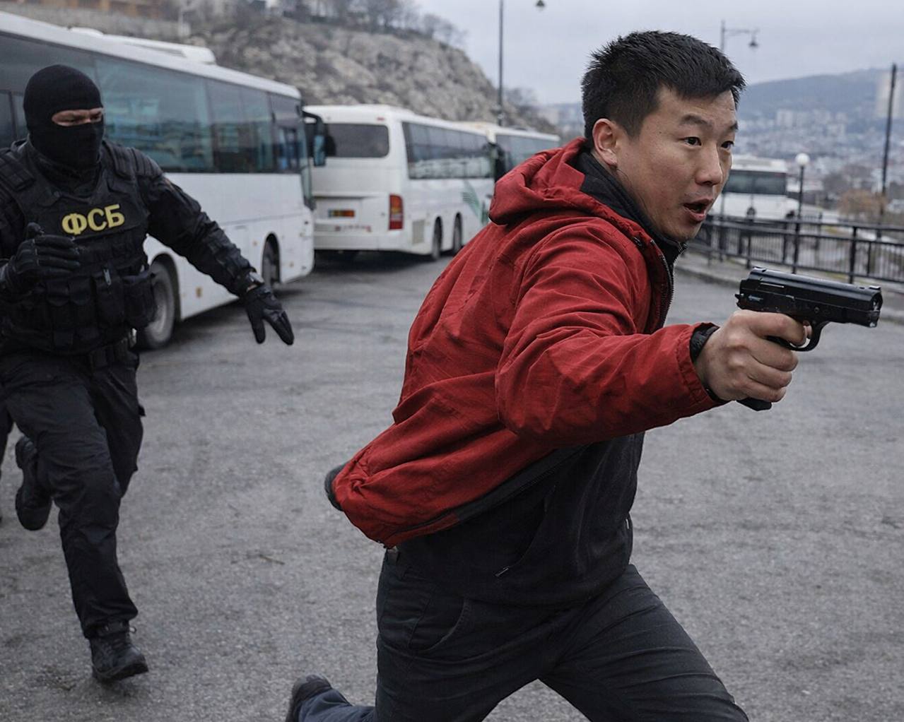 Китаец во Владивостоке купил пистолет и попытался сбежать от ФСБ Во Владивостоке турист из КНР получил 10 суток ареста после попытки вывезти пистолет в Китай и бегства от сотрудников ФСБ Инцидент произошёл осенью 2025 года в центре города рядом со стоянкой туристических автобусов Сотрудники ФСБ потребовали мужчину проследовать для установления личности но он отказался начал отталкивать силовиков и попытался скрыться В суде гражданин КНР пояснил что приобрёл пистолет с помощью водителя туристического автобуса и собирался провезти оружие через границу По его словам людей в масках он не воспринял как представителей правоохранительных органов и решил убежать Фрунзенский районный суд Владивостока признал иностранца виновным в неповиновении законным требованиям сотрудников ФСБ Судья указала что мужчина оказывал сопротивление и пытался скрыться что свидетельствует о пренебрежении правилами пребывания в России За это ему назначили 10 суток административного ареста Информации о возбуждении уголовного дела за незаконное приобретение оружия пока нет Подписаться забустить