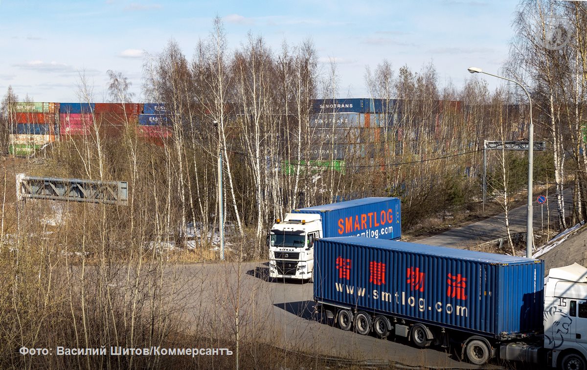 Годовой объем теневого импорта в Россию товаров по карго схемам достигает 10 15 млрд от 811 9 млрд до 1 23 трлн руб Такую оценку в своих обращениях в правительство РФ Минфин Федеральную таможенную службу и Федеральную налоговую службу приводит организация Общественная потребительская инициатива ОПИ копии писем есть у Ъ Карго схемы подразумевают упрощенные или обходные логистические цепочки Как отмечают в ОПИ речь в основном идет о потребительских товарах из Китая которые селлеры на маркетплейсах и представители несетевой розницы ввозят в страну без оплаты пошлин и оформления документов В организации предлагают ужесточить контроль над интернет розницей Из за серого импорта бюджет может недополучать 200 400 млрд руб в год Ъузнал