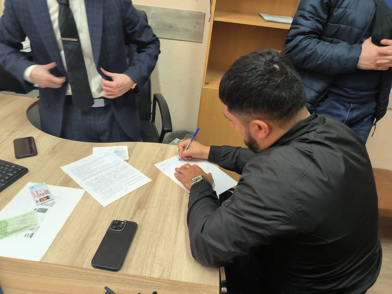 В Екатеринбурге будут судить мужчин, которые устроили стрельбу на улице Маяковского в апреле «По версии следствия, обвиняемые со знакомыми прибыли к многоквартирному дому по улице Маяковского в Екатеринбурге, где проживала невеста одного из фигурантов. Находясь во дворе дома, обвиняемые произвели выстрелы из имевшихся у них охолощенного и сигнального пистолетов, снаряжённых патронами светозвукового действия. Произведённые выстрелы создали угрозу безопасности и применения насилия к многочисленным гражданам, находящимся поблизости, вызвали у них чувство беспокойства и страха за свою жизнь и здоровье», — рассказали следователи. Вину обвиняемые не признают. Следственный комитет по Свердловской области