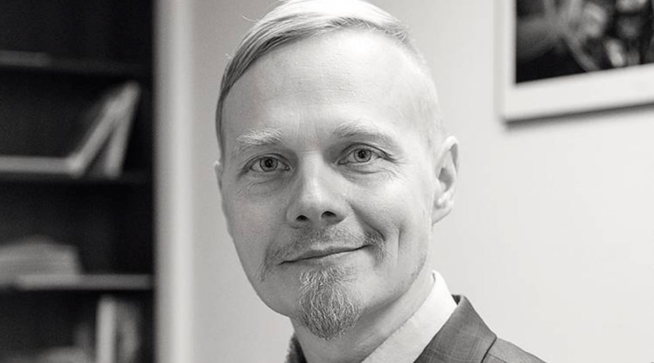 Можно ли доверять решениям такого ИИ Прошло всего три года с тех пор как на рынок вышли ChatGPT и еще ряд сервисов на основе генеративных нейросетей а искусственный интеллект уже доступен миллиардам И наверное именно столь широкое его использование стало причиной того что все чаще встает вопрос а что производят эти нейросети можно ли им доверять Апологеты генеративного ИИ как правило морщатся дескать само собой разумеется что ответы сеть дает не точные а приближенные к эталону или если эталона нет то к тому что вы от нее ожидаете Но это все равно отлично продолжают они так как сети пропускают огромный поток информации и находят такие закономерности которые никакой человек выявить не в состоянии Описать эти закономерности словами они правда не могут но может быть это и не понадобится Сети мол сами научатся управлять всем что им доверят а как они это будут делать для миллиардов и не важно Однако похоже такие ответы уже никого не удовлетворяют И все чаще звучат новые вопросы в правильном ли направлении развивается ИИ как технология надо ли тратить такие гигантские ресурсы именно на генеративный ИИ и как человечеству грамотно использовать тот технологический аппарат который уже сегодня создан в рамках развития всего широкого направления обозначаемого как искусственный интеллект Но для того чтобы ответить на них надо как ни печально погрузиться в саму суть ИИ узнать как эта штука работает Что мы и делаем с доцентом учебно научного комплекса информационных технологий Московского университета МВД России им В Я Кикотя Виктором Углевым Монокль главное о русском бизнесе и не только Подписаться