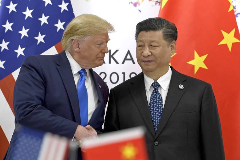 Почему Трамп поменял риторику в отношении Китая Президент США Дональд Трамп демонстрирует неожиданное смягчение тона в отношении Китая, готовя почву для встречи на высшем уровне с председателем КНР Си Цзиньпином и заключения новой, «большой сделки». Самым значительным шагом стало разрешение американскому технологическому гиганту Nvidia возобновить продажу в Китай чипов для искусственного интеллекта H20, хотя еще в апреле их экспорт в КНР был строго запрещен, чтобы ограничить технологические возможности Пекина. Сделка с чипами для США была вынужденным шагом. Фактически Вашингтон обменял доступ китайцев к своим технологиям на возобновление поставок критически важного сырья - редкоземельных металлов, которые незаменимы в производстве практически всей современной техники. Своей уступкой Трамп вызвал критику внутри страны, хотя сам он, судя по всему, рассчитывает получить больше экономических выгод от сотрудничества с Китаем. Рассказываем, как торговая война между США и Китаем переросла в «дружескую борьбу».