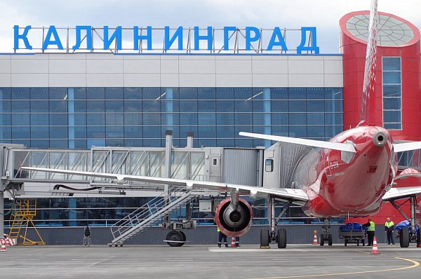 Сенатор от Ульяновской области Айрат Гибатдинов призвал разобраться с ценами на авиабилеты из Калининграда Сенатор от Ульяновской области Айрат Гибатдинов направил обращение заместителю министра транспорта РФ Дмитрию Звереву в котором просит обеспечить доступные для населения цены на авиабилеты из Калининграда Причиной для этого послужила просьба депутата Заксобрания Калининградской области помочь с решением проблемы резкого роста стоимости авиаперевозок Об этом сообщает ТАСС Ко мне поступило обращение от депутата Законодательного собрания Калининградской области с просьбой оказать содействие в решении острой для жителей региона проблемы вызванной существенным ростом цен на пассажирские авиаперевозки из Калининграда в иные субъекты Российской Федерации сказал собеседник агентства В обращении сенатор просит оказать содействие в обеспечении доступных цен на авиабилеты из Калининградской области а также в иные субъекты Российской Федерации aviaru net n289316