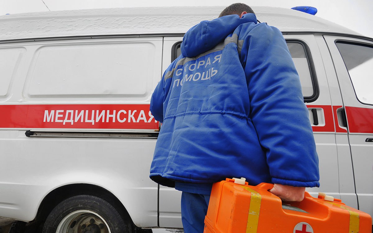 Более 2000 вызовов за неделю выполнили врачи Владивостокской скорой С начала недели сотрудники Владивостокской скорой выполнили 2421 вызов. Из них экстренные – 735, неотложные – 1686, безрезультатные пациенты отказались от оказания медицинской помощи или не оказались дома во время приезда медиков – 297. Сотрудники Территориального центра медицины катастроф за неделю 7 раз вылетали на вертолетах санитарной авиации и 8 раз выезжали на реанимобилях в города и районы Приморья. Наиболее частые причины для вызова: Несчастные случаи – 222 Острые нарушения мозгового кровообращения – 95 Острый коронарный синдром – 50 ДТП — 21 пострадавший Инфаркты миокарда/Роды – 13 Источник:
