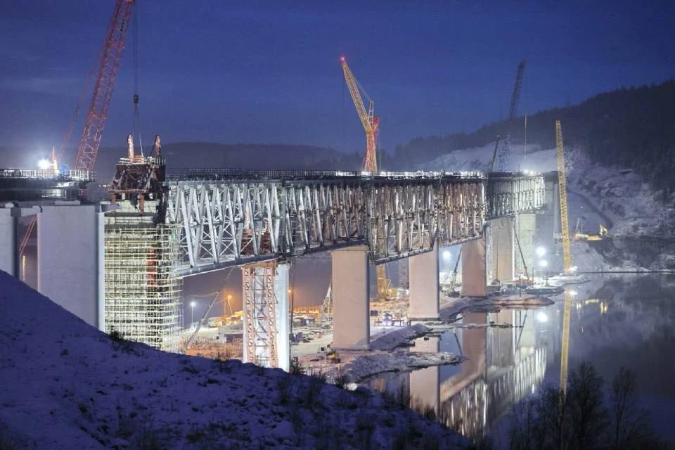 Развитие портов Мурманска могут отложить до появления грузовой базы, сообщают Ведомости.   Издание ссылается на письмо вице-премьера Виталия Савельева Президенту от 30 июля, в котором он предлагает отложить трехкратное увеличение пропускной способности Мурманского транспортного узла  МТУ  «до подтверждения наличия грузовой базы на этом направлении».   Это прямо противоречит поручениям Владимира Путина о развитии МТУ и формировании комплексного плана развития Трансарктического транспортного коридора  ТТК .   Комплексный план поэтому так и называется, что в Арктике бесполезно развивать какие-то отдельные направления. Сегодня инвесторы охотно идут в проекты, связанные с углеводородами. Но полезные ископаемые надо каким-то образом вывозить и имеющихся железных дорог для этого уже недостаточно. Нужные специализированные суда. Они требуют портовой инфраструктуры. Для нее надо строить подъездные пути и логистические центры. Не говоря уже о ледоколах, обеспечивающих проводки по Севморпути. Наконец, все это должны обслуживать люди, которым необходимо создать достойные условия жизни.   Поэтому, у нас есть обоснованные сомнения в перспективах этого письма. «Грузовая база» сама по себе не появится. Не говоря уже о рисках блокады Балтийского моря, как это не раз случалось в истории России.