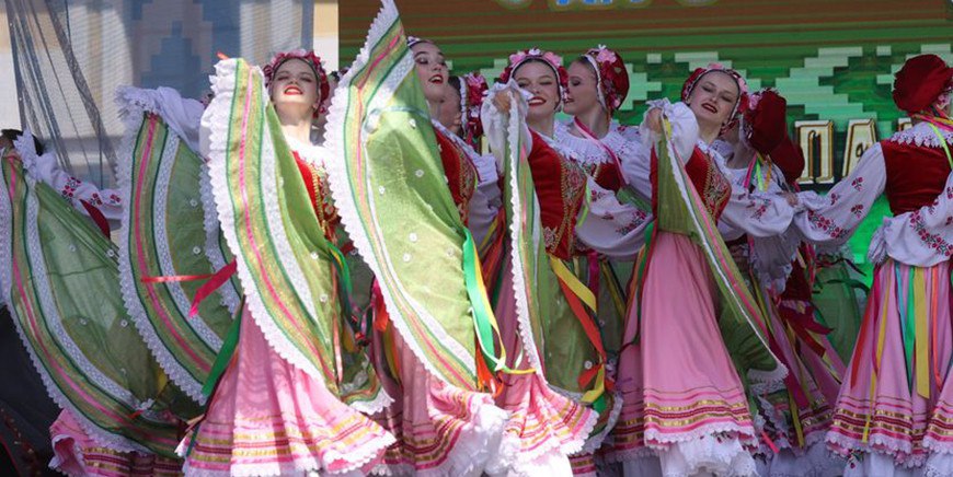 В Гродно XV Республиканский фестиваль национальных культур объединит представителей 42 национальностей Заключительные мероприятия фестиваля пройдут с 5 по 7 июня Отборочные туры завершились в декабре 2025 года после проведения во всех областях страны Среди новинок участие габонцев гагаузов удмуртов йеменцев турок и чехов Всего в событиях примут участие 800 человек крупнейшими группами станут русские евреи украинцы и поляки Главная сцена фестиваля переместится на площадь Ленина а на площади Советской разместится белорусское подворье Шествие в первый день пройдет по маршруту от Советской площади к площади Ленина Главным режиссером назначена директор Гродненского областного драматического театра Ольга Богданович Символом фестиваля станет семицветик украшенный стилизованными национальными орнаментами Разговоры на кухне
