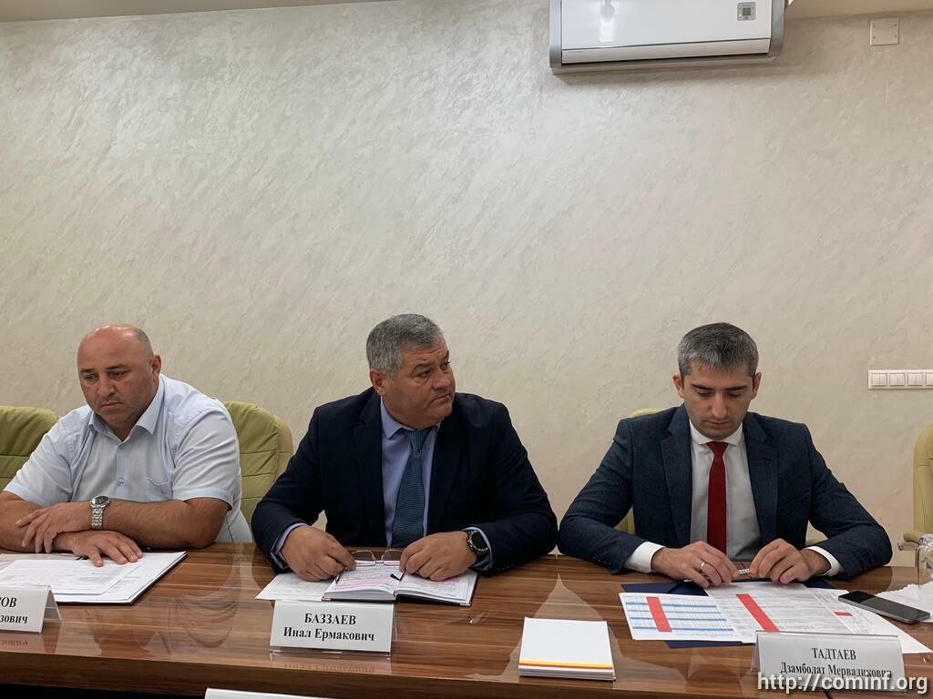 В Цхинвальском районе Южной Осетии в среду начнутся работы по водоснабжению в села Тбет и Кусрет  Об этом сообщил глава райадминистрации Инал Баззаев на рабочем совещании президента  с главами районов и столицы.  Он также рассказал о работе, проведенной по ликвидации последствий паводков в селах Залда, Андис, Бикар, Рустау и Мордановых.  «Также проведены работы по очистке оросительных каналов в селах Сатикар, Дменис, Тбет и Хетагурово,  – отметил Баззаев. - Выполнен текущий ремонт старых водопроводных линий в селе Тбет». Баззаев рассказал, что также проводятся работы по благоустройству уличного освещения в селе Прис.  В ходе совещания Инал Баззаев поднял вопрос о технике, задействованной в работах.  «К сожалению, экскаватор, используемый при проведении работ, вышел из строя, что замедляет темпы выполнения задач», - рассказал он.   Президент Алан Гаглоев поручил привести в порядок технику и подчеркнул важность эффективного взаимодействия между главами районов.   «Ваша совместная работа напрямую влияет на благосостояние граждан», – отметил глава государства.   Гаглоев выслушал отчет и дал ряд поручений, направленных на дальнейшее развитие инфраструктуры и повышение качества жизни населения Цхинвальского района.