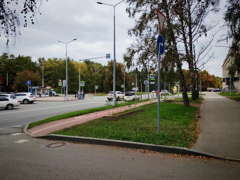 Академ Инфо Мэрия объяснила смену режима светофоров в Академгородке Изменение режима светофоров в Академгородке в том числе отказ от трехфазного режима на пересечении улицы Терешковой и Морского проспекта вызвало много вопросов у жителей Академ Инфо выяснил причины такого решения департамента дорожно благоустроительного комплекса мэрии Новосибирска Режим работы светофоров изменился не только на упомянутом участке но и на других перекрестках проспектов Строителей и Лаврентьева а также Морского проспекта Но жители проявили интерес к светофорам на пересечении Морского проспекта и улицы Терешковой Это связано с резонансной аварией в которой погиб мальчик на самокате После этой трагедии светофоры перевели на трехфазный режим объяснив это необходимостью снижения аварийности и повышения уровня безопасности Возврат к двухфазному режиму департамент дорожно благоустроительного комплекса объяснил требованиями ГОСТ Р 70716 2023 Национальный стандарт Российской Федерации Дороги автомобильные и улицы Безопасность движения пешеходов Общие требования Такие меры приняты в целях обеспечения безопасности пешеходов и организации бесконфликтных периодов для движения пешеходов Данные изменения направлены на оптимизацию дорожного движения транспорта не только на отдельно взятых перекрестках но и на всем протяжении указанных улиц говорится в ответе департамента на запрос Академ Инфо academ info