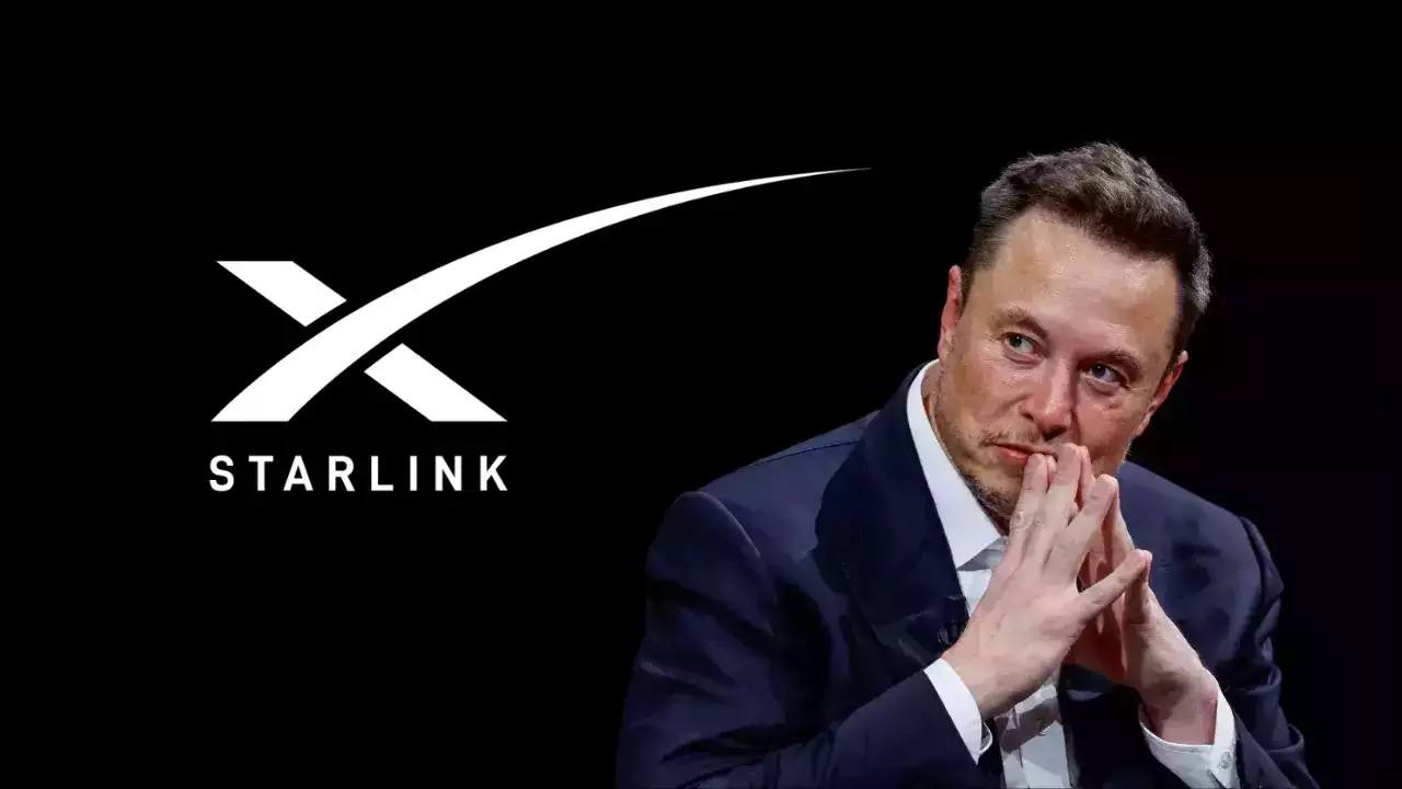 Смартфоны в США получат доступ к спутниковому интернету Starlink  Федеральная комиссия по связи США дала SpaceX и оператору T-Mobile разрешение на запуск спутникового интернет-сервиса для смартфонов. Его тестирование запланировано на конец 2025 года.  Новый проект улучшит доступ к услугам связи в районах, где есть трудности с наземными сетями. При этом сначала технология будет ограничена: она станет дополнением к существующей инфраструктуре наземных операторов. По мнению экспертов,  в дальнейшем решение комиссии позволит SpaceX выйти на коммерческий рынок спутниковой связи раньше конкурентов.   ℹ  О намерении запустить спутниковый 5G-интернет, который покроет всю территорию США, SpaceX и T-Mobile сообщали еще в 2022 году. Однако с тех пор компании удалось получить разрешение только на отправку чрезвычайных сообщений после ураганов.