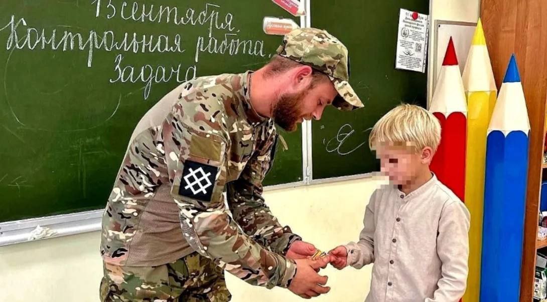 Около сотни военных стали учителями  Приблизительно такое число вернувшихся с фронта мужчин трудоустроили в школы. Как правило, они преподают физкультуру, ОБЖ и занимаются «патриотическим воспитанием» детей.   При этом, как минимум 200 мужчин, которые до войны и мобилизации работали учителями, всё еще остаются на фронте.    — подпишись