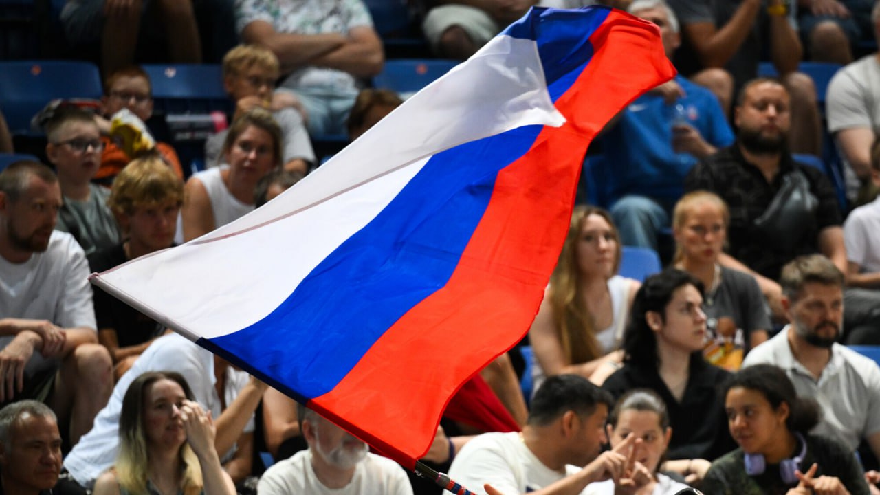 МОК запретит болельщикам ОИ 2026 использовать флаги стран спортсмены из которых выступают в нейтральном статусе Об этом сообщает Sveriges Radio со ссылкой на пресс службу организации По его информации правила уточнили из за появления болельщиков с российскими флагами в месте проведения мужских соревнований на Тур де Ски 4 января news matchtv РИА Новости Владимир Астапкович