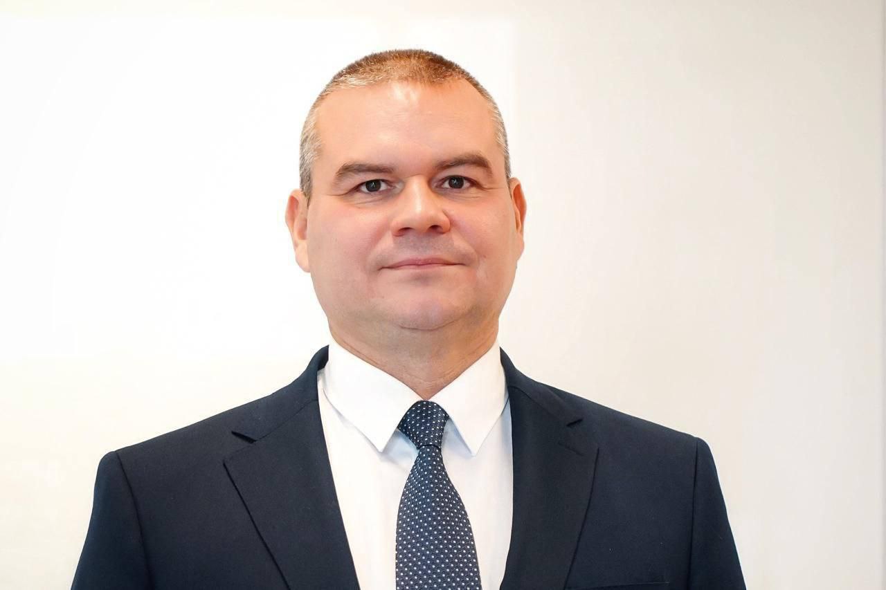 Новый директор назначен на Волжском Трубном заводе   Управляющим директором ВТЗ  ТМК , назначен Николай Трутнев. Сергей Четвериков, руководивший ВТЗ с 2013 года, назначен вице-президентом ТМК и будет курировать работу компании с партнерами в рамках создания Центра компетенций по нержавеющим сталям в Волгоградской области.   Николай Трутнев – по образованию инженер-металлург, начал трудовой путь в 1996 году вальцовщиком на Синарском трубном заводе и прошел путь до технического директора предприятия. С 2013 до 2023 года работал директором по производству и главным инженером ВТЗ. В 2023 году в должности управляющего директора возглавил реализацию проекта Русской нержавеющей компании по строительству комплекса по производству плоского нержавеющего проката в городе Волжском.           Подписаться