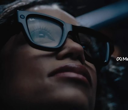 Meta случайно показала первые Ray Ban со встроенным дисплеем за пару дней до анонса За несколько дней до конференции Meta Connect в сеть попал ролик с новыми умными очками Meta Ray Ban оснащенными встроенным дисплеем Видео ненадолго опубликованное на YouTube и подхваченное UploadVR подтвердило дизайн и ключевые функции устройства