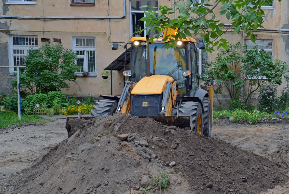 В Костроме началось благоустройство дворовых территорий. Работы по нацпроекту «Инфраструктура для жизни» выполняются силами костромского подрядчика. На данный момент бригады вышли на несколько объектов. Например, во дворе дома №3 по улице Привокзальной рабочие убирают сухие деревья, демонтируют старый асфальт, чтобы обновить дорожное полотно. Всего в этом году работы будут проведены в 13 дворах. Все они были включены в план благоустройства по заявкам 2017 года и сейчас дождались своей очереди. Это придомовые территории на улицах Профсоюзной, Лесной, Советской, Индустриальной, Шагова, Димитрова и других. Виды и объемы работ разные, их определяли сами жители. Все дворы будут заасфальтированы, в ряде из них установят скамейки и урны. У четырех многоэтажек появится игровое оборудование, еще у одной - парковка с освещением. Выполнить благоустройство на 12 объектах подрядчик должен до конца июня. Ждем от него оперативной и качественной работы. Еще один адрес – на улице Шагова – будет приведен в порядок осенью, после того, как там будет завершен капремонт тепловых сетей.