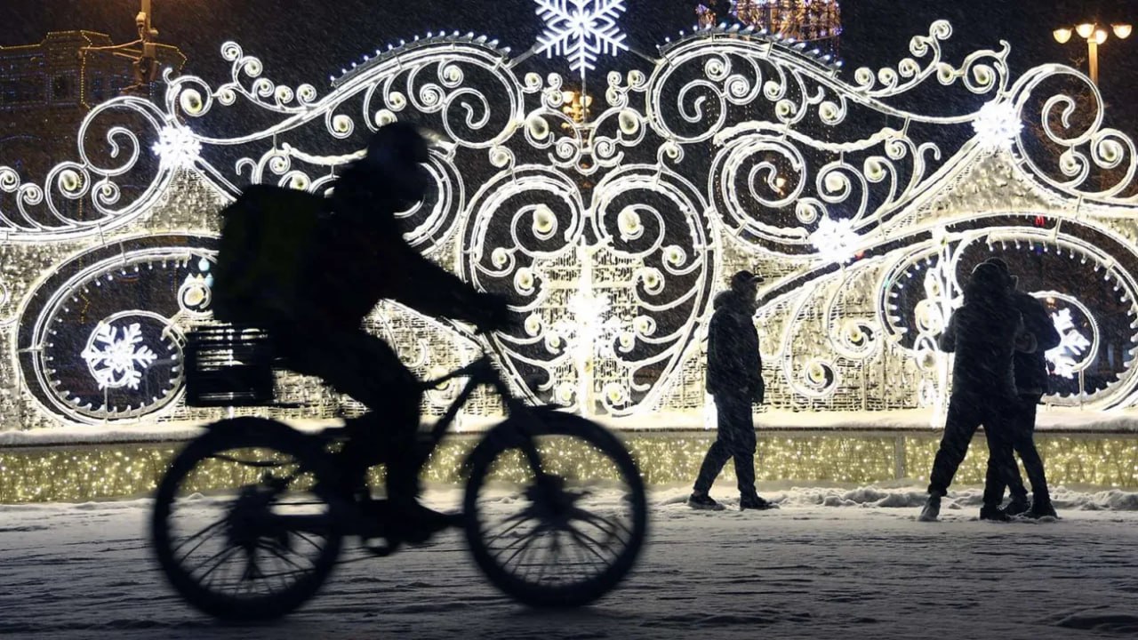 Россияне в новогодние праздники смогут заработать от 70 до 200 тысяч рублей подсчитали сервисы по поиску работы Так на Сахалинском горнолыжном курорте инструкторам по горным лыжам предлагают доход до 200 тысяч рублей В Тамбове курьерам обещают зарплату до 160 тысяч рублей за доставку продуктов и товаров первой необходимости В Сочи ищут упаковщика десертов и сладких наборов с зарплатой до 128 тысяч рублей В Москве требуются детские аниматоры с зарплатой до 80 тысяч рублей Продавцу кассиру в магазине пиротехники в Казани обещают зарплату до 70 тысяч рублей Как ранее писал Клуб Регионов каждый пятый россиянин планирует работать в новогодние праздники