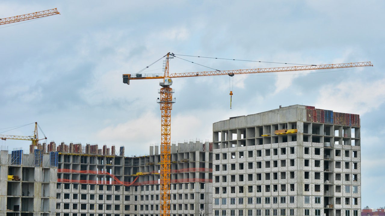 Не по по плану обещанных школы и детсада требуют жители нового ЖК Хабаровчане купившие жилье в Брянском переулке намерены писать обращения в прокуратуру и приемную президента Причина отсутствие школ и детсадов в их новом микрорайоне Изначально люди выбирали себе квартиры в этой части города исходя из обещаний и планов о строительстве образовательных учреждений Но в итоге дома уже частично сданы а про социальную инфраструктуру все забыли Прочитать статью полностью Подписаться на DVHAB Написать в DVHAB