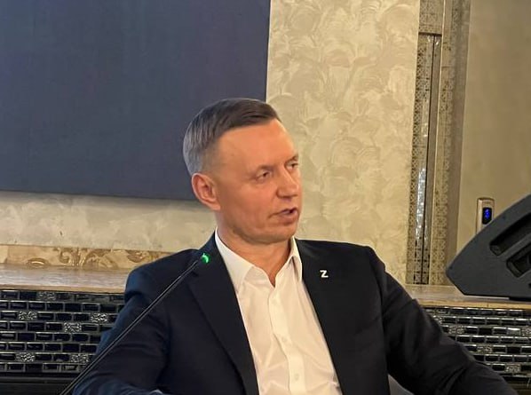 Реконструкцию стадиона Центральный в Новороссийске возобновят с появлением инвестора Мы продолжаем движемся хоть я сегодня и не получил отклик ни от одного представителя бизнеса чтобы действительно вовлечься в процесс реконструкции стадиона Сегодня мы точно понимаем эту цифру не менее 3 5 млрд рублей С учетом экономической ситуации в стране в мире думаю на этот год мы пока что вопрос о строительстве и реконструкции ставим на паузу рассказал глава города Андрей Кравченко в ходе пресс конференции