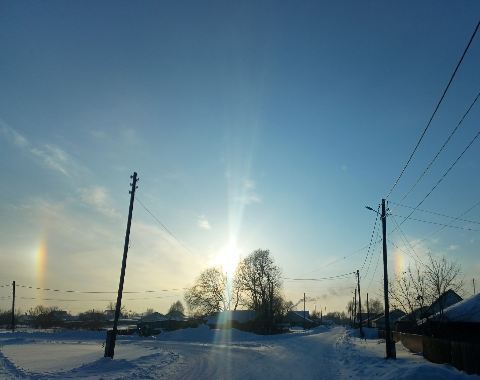 Гало украсило небо в Панкрушихинском районе Жители села Панкрушиха поделились кадрами неполного гало образовавшегося на небе Гало это группа атмосферных оптических явлений в процессе которых возникает вторичное свечение вокруг источника света Чаще всего оно имеет форму круга кольца дуги светового столба или алмазной пыли Состоит из лучей солнечного света которые преломляются и отражаются в шестиугольных кристаллах льда расположенных под определенным углом подписчица К24 Анжела