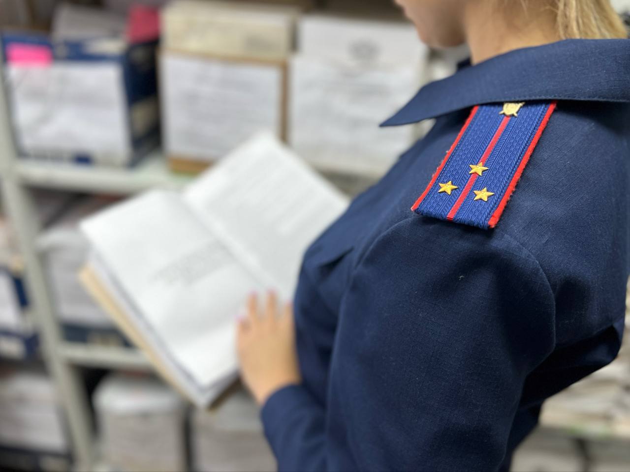 Бывший сотрудник исправительного учреждения признан виновным в получении взятки Собранные следственным отделом по городу Балашову доказательства явились достаточными для признания бывшего сотрудника одного из исправительных учреждений регионального УФСИН виновным в совершении преступления предусмотренного ч 3 ст 290 УК РФ получение взятки в значительном размере за незаконные действия Следствием и судом установлено что осужденный получил взятку в виде денег от осужденного исправительного учреждения за совершение незаконных действий выражающихся в проносе в учреждение и передаче последнему средств мобильной связи Противоправные действия фигуранта были выявлены сотрудниками ОСБ УФСИН по Саратовской области Приговором суда ему назначено наказание в виде штрафа в размере 500 тыс рублей с лишением права занимать должности связанные с выполнением функций представителя власти в государственных органах правоохранительной службы на 2 года а также с дополнительным наказанием в виде лишения специального звания подписаться на канал подать обращение