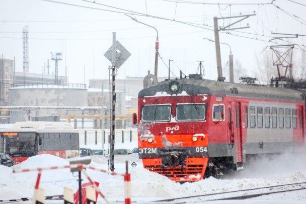 Пригородные поезда Петербурга и Ленобласти перестроятся на новогодние рельсы. Изменится расписание  Как сообщает Северо-Западная пригородная пассажирская компания, с 27 декабря по 8 января пригородные поезда на Балтийском, Витебском, Московском, Северном и Финляндском направлении перейдут на "праздничное" расписание.  Электрички будут курсировать по графику пятницы 27 декабря, 28 декабря – по графику четверга. В период с 29 по 7 января поезда перейдут на субботнее расписание, а 8 января – на воскресное.  Изменения не коснутся движения поездов в Республике Карелия, Мурманской, Новгородской и Псковской областях. В соответствии с календарными днями недели также будут курсировать дизель-электропоезда и поезда на локомотивной тяге.  Подробное расписание доступно на самих станциях и вокзалах, в приложении РЖД "Пассажирам" и на сайте.    Elena Mayorova/Global Look Press