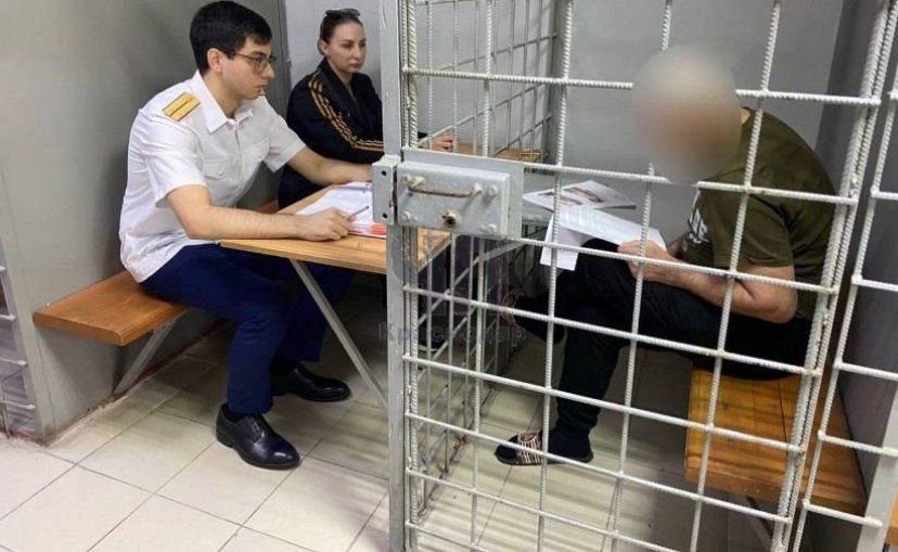 119 ножевых ранений: а Адыгее мужчина жестоко убил сожительницу! В Майкопе вынесен приговор местному жителю, который с особой жестокостью убил свою сожительницу: 6 июля 2024 года мужчина поссорился со своей "половинкой", и жестоко избил её кулаками и ногами. После чего, нанес ей 119 ножевых ранений. От полученных травм жертва скончалась на месте. Убийца попытался скрыться, но был быстро задержан полицией. Суд признал его виновным и приговорил к 13 годам колонии строгого режима с ограничением свободы на 1 год после освобождения. Кроме того, он должен будет выплатить компенсацию морального вреда семье погибшей.