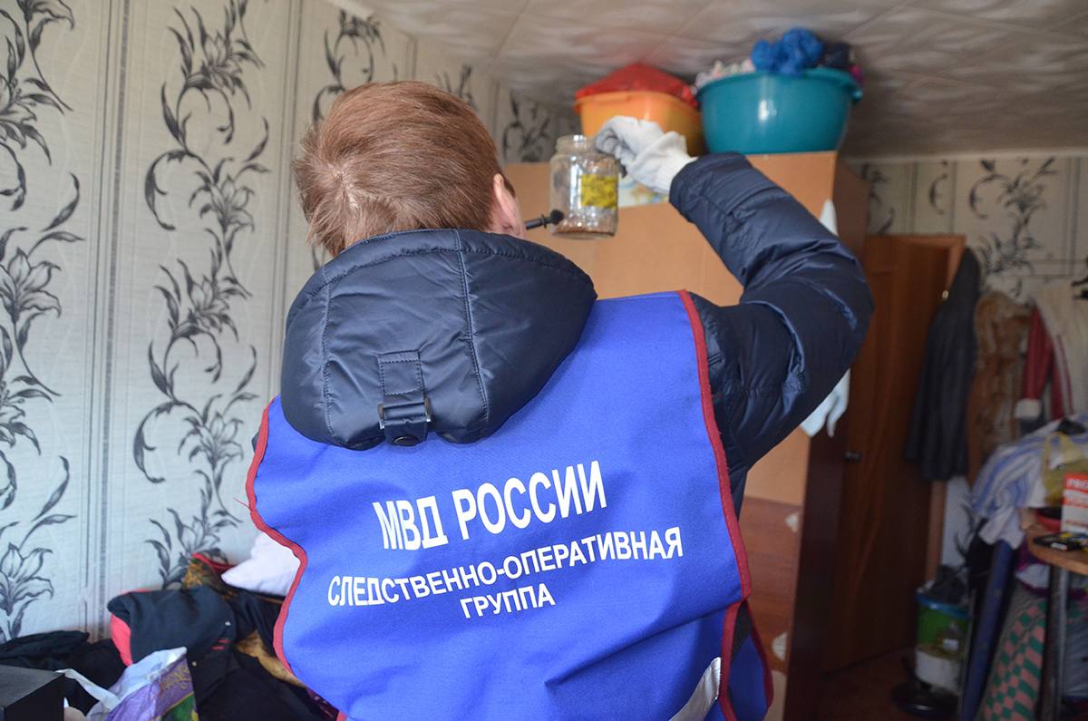 Колымские полицейские возбудили уголовное дело в отношении гражданина, умышленно повредившего чужой ноутбук ⌨ Оперативники уголовного розыска Отделения МВД России «Среднеканское» установили 41-летнего жителя поселка Сеймчан, повредившего имущество 37-летнего гражданина. Находясь в алкогольном опьянении в его квартире на улице Полярной, фигурант нанес удар кулаком по корпусу ноутбука. В результате компьютер оказался не пригоден для использования и восстановления. Ущерб составил 35 тысяч рублей. Возбуждено уголовное дело по признакам преступления, предусмотренного ч. 1 ст. 167 УК РФ умышленные уничтожение или повреждение имущества . Максимальная санкция – лишение свободы на срок до двух лет. Участковым уполномоченным Отдела МВД России по г. Магадану установлена ранее судимая 52-летняя гражданка, причинившая телесные повреждения своему сожителю. В ходе совместного распития алкоголя в доме на улице Клубной между парой произошел конфликт. В результате нетрезвая женщина нанесла несколько ударов ножом 52-летнему мужчине. Пострадавшему была оказана медицинская помощь. Дознавателем возбуждено уголовное дело по п. «в» ч. 2 ст. 115 УК РФ умышленное причинение легкого вреда здоровью с применением оружия или предметов, используемых в качестве оружия . Максимальное наказание – лишение свободы на срок до двух лет. ‼ Внимание! По статистике, большинство преступлений, связанных с причинением вреда здоровью человека, в том числе повлекшем смерть, совершается во время бытовых ссор в ходе употребления спиртных напитков. Рекомендуем колымчанам соблюдать умеренность в употреблении алкоголя. Всего за минувшие сутки: ⏺ зарегистрировано 146 сообщений о происшествиях и преступлениях; ⏺в дежурные части за различные правонарушения доставлены семь человек.