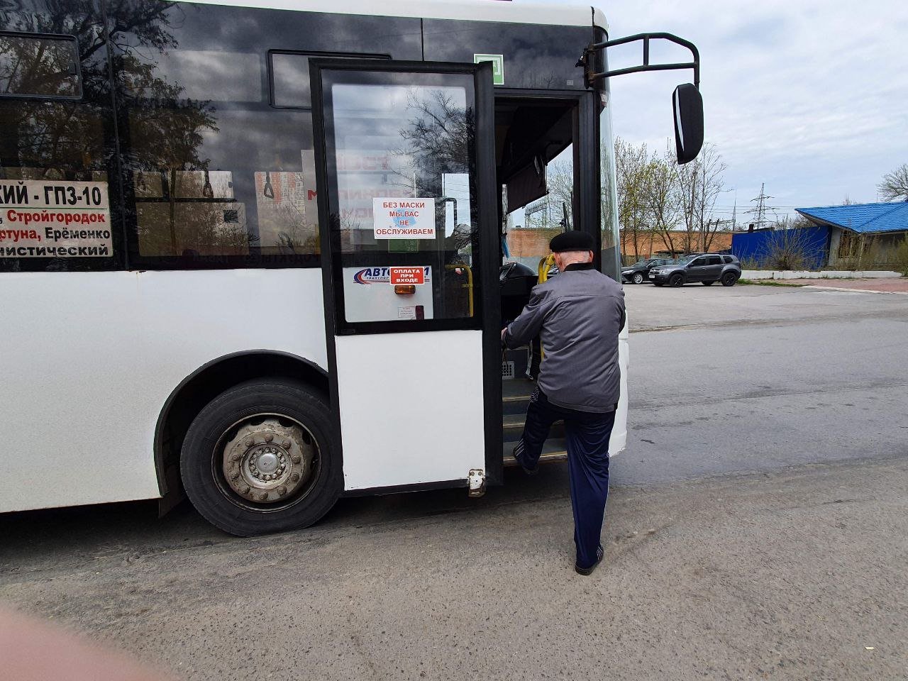 В ростовских автобусах, троллейбусах и трамваях не будут выдавать чеки за проезд  С 6 марта терминалы в общественном транспорте Ростова прекратили печатать бумажные чеки. Об этом сообщили в Telegram-канале Агентства развития платежных систем  АРПС .   Пилотный проект безчековой оплаты ранее протестировали на маршрутах №91 и №113, а теперь эта система действует на всех маршрутах города.  Согласно сообщению, для оплаты проезда достаточно приложить карту к терминалу — звуковой сигнал и сообщение на экране подтвердят поездку.  Если пассажиру нужен чек, необходимо сообщить об этом водителю и повторно приложить карту к терминалу.   В АРПС уверены, что отказ от бумажных билетов ускорит посадку пассажиров и положительно повлияет на экологию.   -Rostov.ru