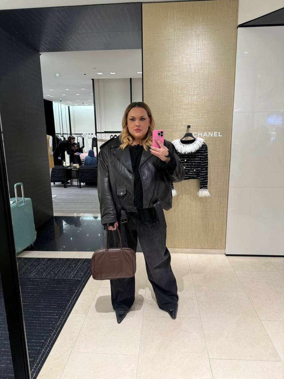 Один вопрос а где здесь Игорь   t me rtvimain 120557 СМИ пишут Фэшн блогера Игоря Синяка ограбили в Париже и украли все его сумки Российский блогер рассказал в своем телеграм канале что в ночь на 5 января двое молодых людей вломились к нему в квартиру угрожали ножами и вынесли сумки и украшения