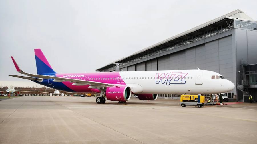 Wizz Air закроет базу в Вене после семи лет работы Wizz Air ведущая ультралоукостер авиакомпания закроет свою базу в Вене Австрия к марту 2026 года Это решение обусловлено ростом операционных расходов и стратегическим смещением внимания на более прибыльные рынки Основная причина резкое увеличение аэропортовых сборов налогов и затрат на обслуживание на земле в Венском международном аэропорту Эти расходы сделали модель ультралоукоста основанную на минимизации издержек для обеспечения низких тарифов нерентабельной Австрийский государственный сбор за полеты отсутствующий в соседних странах таких как Венгрия и Словакия ещё больше усугубляет финансовую нагрузку Кроме того Wizz Air сосредотачивается на своих основных рынках в Центральной и Восточной Европе где она получает около двух третей своей выручки База во Вене действующая с 2018 года и насчитывающая пять самолётов Airbus A321neo и 28 маршрутов в 20 стран стала экономически неустойчивой Это решение является частью усиленных мер по сокращению затрат включая закрытие базы в Абу Даби запланированное на сентябрь 2025 года Также авиакомпания столкнулась с проблемами надёжности двигателей Pratt Whitney что дополнительно негативно повлияло на операционную деятельность С закрытием венской базы Wizz Air намерена оптимизировать сеть маршрутов и сосредоточиться на более конкурентоспособных хабах таких как Братислава и Будапешт Процесс будет реализован в два этапа 26 октября 2025 года выведены из эксплуатации два самолёта и прекращены маршруты в Бильбао и Лондон Гатвик 15 марта 2026 года выведены оставшиеся три самолёта и прекращены все остальные рейсы из Вены Такой подход позволит Wizz Air управлять переходом плавно с минимальными неудобствами для пассажиров и персонала Ежедневно изменения затронут около 27 тысяч пассажиров им предложат перебронировку из Братиславы или Будапешта либо возврат в виде кредита на 120 стоимости билета Под сокращение попадут 254 сотрудника венской базы им обещают помощь с трудоустройством и перевод на другие хабы Аэропорт Вены выразил разочарование отметив что его сборы одинаковы для всех авиакомпаний и будут снижены на 5 с января 2026 года Однако конкурентная среда в том числе с такими игроками как Ryanair и Austrian Airlines а также уникальные налоги Австрии создают сложные условия для компаний лоукостеров Что то у ребят какая то неудачная полоса Сначала проблемы с двигателями для Airbus A320neo потом закрытие базы в Абу Даби давление на перевозчика в Израиле и теперь вот закрытие базы в Вене Переживаю за Wizz Wizz живи FlightMode